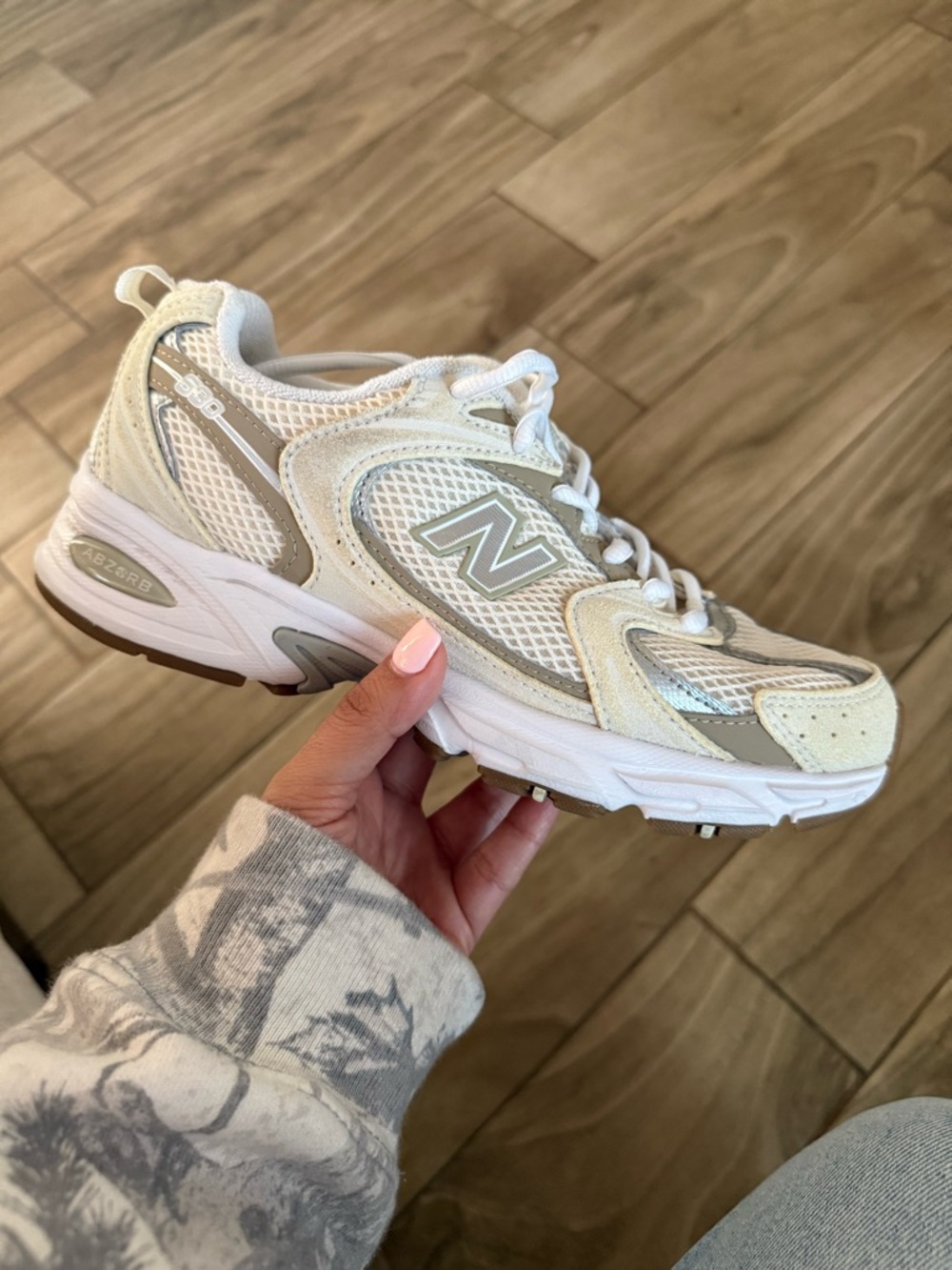 New Balance Beige and White 530- Running Sneakers - Picture 3 of 10